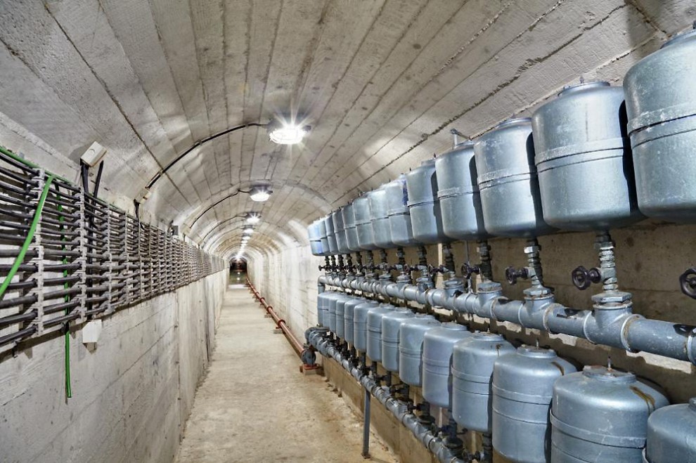 Запасы питьевой воды на корабле. Ядерный бункер Тито. Подземный бункер. Подземный бункер хранилище. Подземный военный бункер.